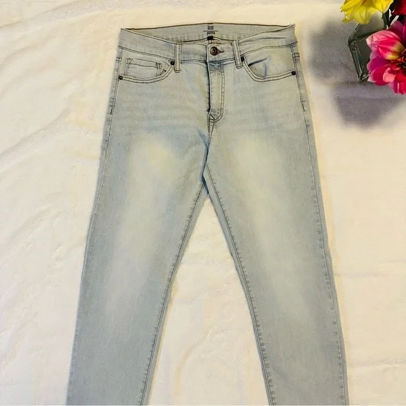 Lazer Pointe light wash men’s jeans